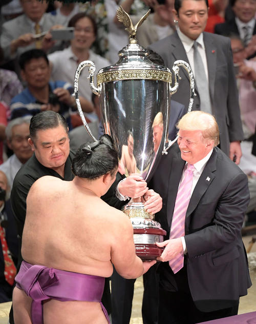 朝乃山（左）に「アメリカ合衆国大統領杯」を授与するトランプ大統領（2019年5月26日撮影）