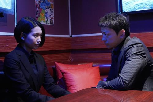 姫川玲子（二階堂ふみ＝左）は暴力団・極桜会の会長・牧田勲（山本耕史）とひかれ合っていく（C）フジテレビ