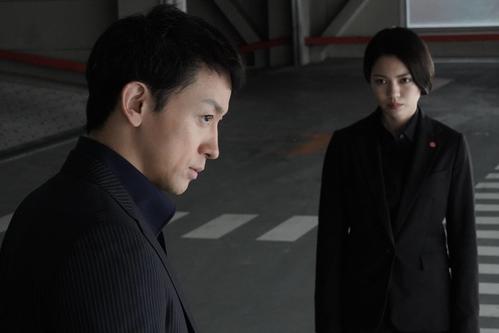 暴力団・極桜会の会長・牧田勲（山本耕史＝左）と姫川玲子（二階堂ふみ）はひかれ合っていく（C）フジテレビ。