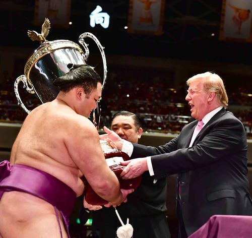 大相撲夏場所千秋楽、大統領杯を朝乃山（左）に授与するトランプ米大統領（2019年5月26日撮影）