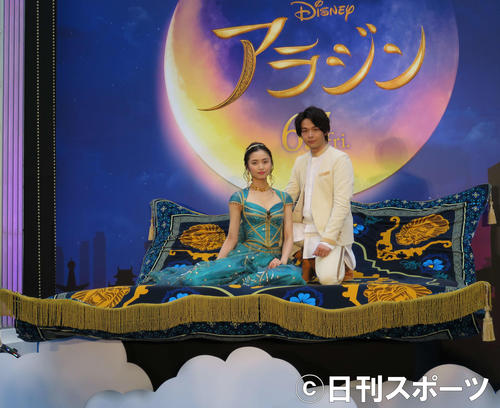 「アラジン」劇中歌を熱唱した中村倫也（右）と木下晴香（撮影・村上久美子）