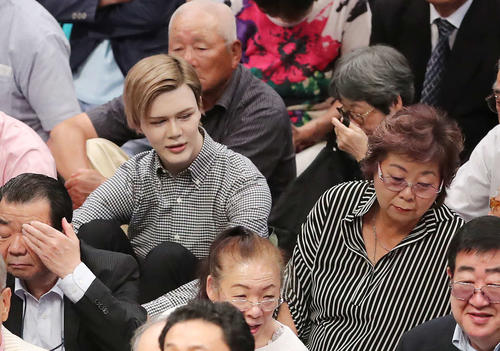 大相撲を観戦する桑田真澄氏の次男Matt（2018年5月15日撮影）