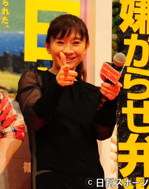 映画「今日も嫌がらせ弁当」の完成披露イベントを行った篠原涼子（撮影・松本久）