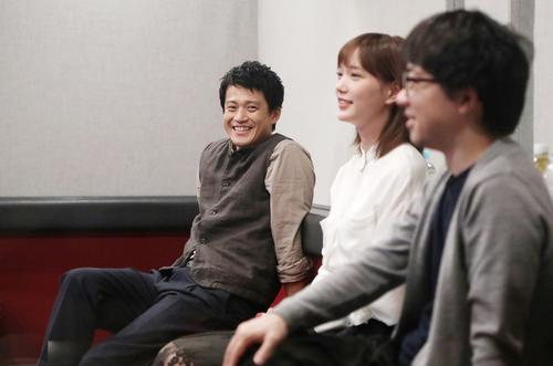 「天気の子」に出演する小栗旬（左）と本田翼（中央）
