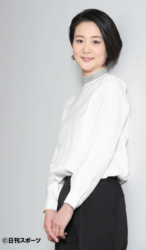 笑顔でポーズをとる森葉子アナウンサー（撮影・鈴木みどり）