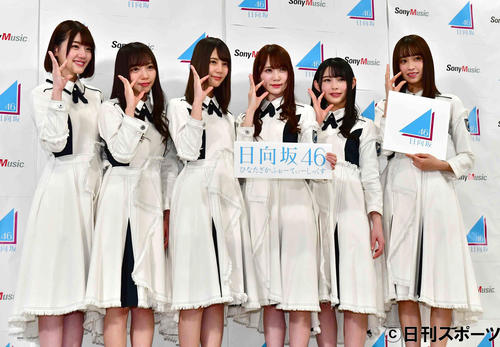 日向坂46の、左から佐々木美玲、齊藤京子、小坂菜緒、加藤史帆、柿崎芽実、佐々木久美
