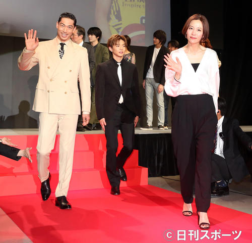 手を振り、笑顔で退場する前列左からAKIRA、佐藤大樹、木村佳乃ら登壇者たち（撮影・大野祥一）