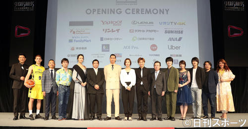 セレモニーのフォトセッションに応じる登壇者たち。別所哲也、ベルドラメ礼生、長谷部健渋谷区長、宮沢和史、冨永愛、加藤英明、AKIRA、木村佳乃ら（撮影・大野祥一）