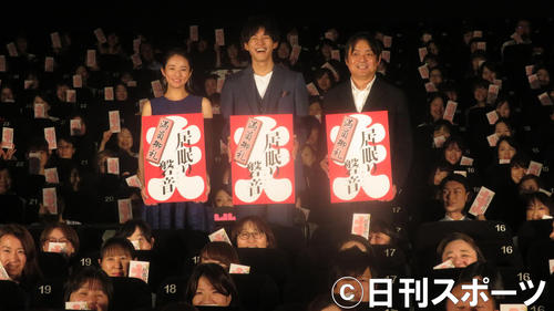映画「居眠り磐音」“大入り”御礼舞台あいさつに登場した松坂桃李（中央）。左は木村文乃、右は本木克英監督（撮影・大井義明）