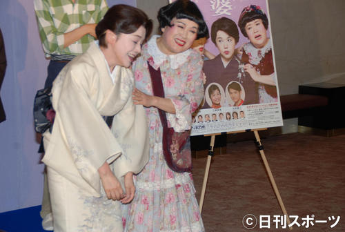 取材会で「私、もう疲れちゃった～」と話す大竹しのぶ（左）を支える渡辺えり（撮影・松浦隆司）