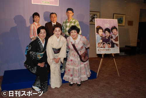前列左からキムラ緑子、大竹しのぶ、渡辺えり、後列左から三倉茉奈佐藤B作、向井康二（撮影・松浦隆司）