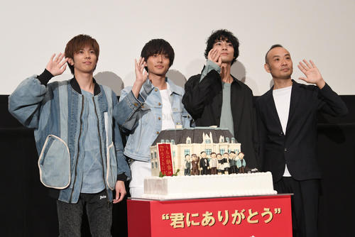 映画「うちの執事が言うことには」舞台あいさつで、特製ケーキを前に記念撮影する左からKing＆Princeの神宮司勇太、同・永瀬廉、清原翔、久万真路監督（撮影・酒井清司）