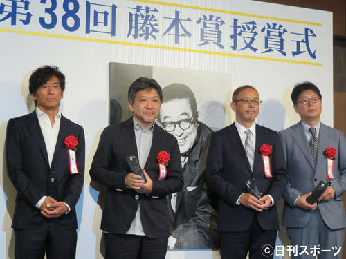 「第38回藤本賞」授賞式に出席した、左から増本淳氏、是枝裕和監督、若松央樹氏、市橋浩治氏