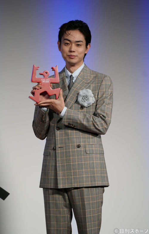 「第56回ギャラクシー賞」個人賞を受賞し、トロフィーを掲げる菅田将暉（撮影・遠藤尚子）