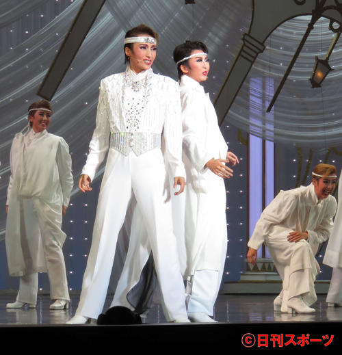 専科から出演した同期の凪七瑠海（右）と踊る雪組トップ望海風斗（撮影・村上久美子）