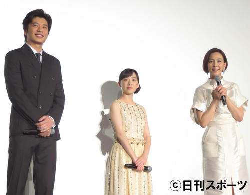 映画「ゴジラ　キング・オブ・モンスターズ」の初日舞台あいさつに出席した、左から田中圭、芦田愛菜、木村佳乃