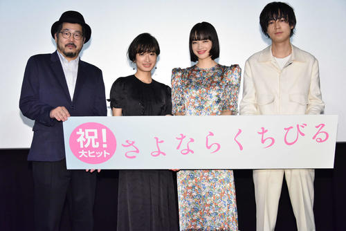 映画「さよならくちびる」の初日舞台あいさつに出席した、左から塩田明彦監督、門脇麦、小松菜奈、成田凌