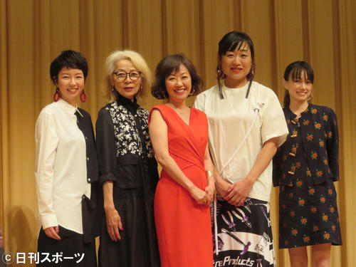 映画「エリカ38」の披露試写会に出席した、左から菜葉菜、木内みどり、浅田美代子、山崎静代、佐伯日奈子