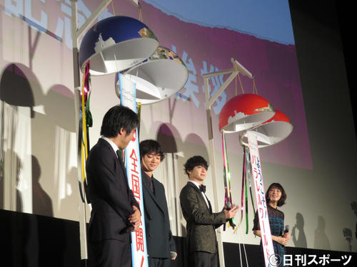 主演映画の舞台あいさつに出席し、くす玉を割った玉森裕太（左から3人目）。左から森義隆監督、染谷将太、1人おいて吉岡里帆（撮影・横山慧）