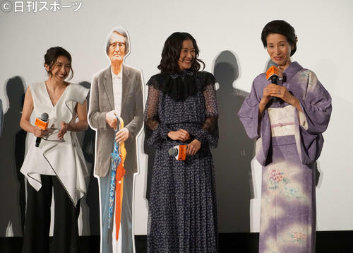 松原智恵子（右）のトークに笑顔を見せる竹内結子（左）と蒼井優（撮影・遠藤尚子）