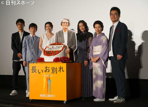 映画「長いお別れ」公開記念舞台あいさつに出席した、左から北村有起哉、鎌田優惟人、竹内結子、山崎努のパネル、蒼井優、松原智恵子、中野量太監督