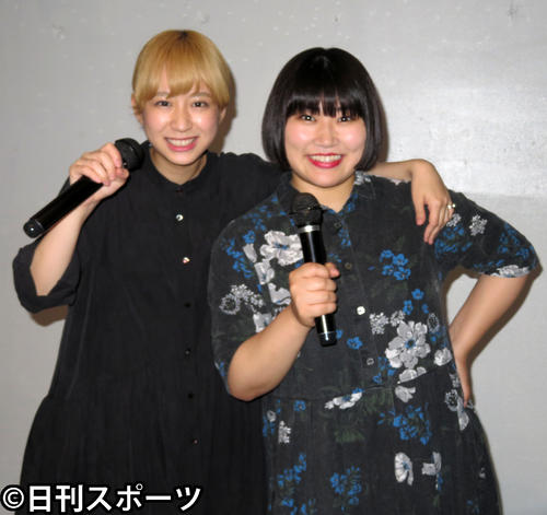 トークイベントを開催した劇団4ドル50セントのコンビ「心臓丸」。左から堀口紗奈、隅田杏花（撮影・横山慧）