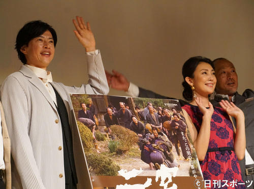 映画「二宮金次郎」初日舞台あいさつに出席した合田雅吏（左）と田中美里（撮影・遠藤尚子）