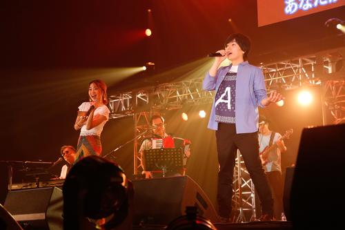 スペシャルバンドで歌うRihwa（左）と山村隆太