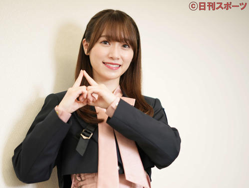 さくらんぼポーズを取る櫻坂46の守屋麗奈（撮影・鈴木みどり）