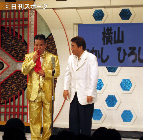 B1角座の最終日の寄席に出演し、おなじみの赤いハンカチをかむ横山たかしさん（左）ひろし（08年5月31日　撮影・村上久美子）
