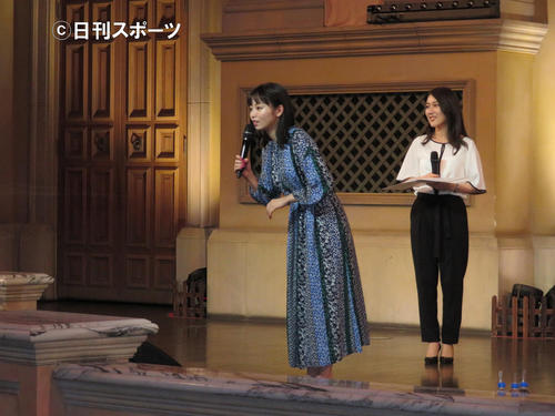 トークイベントでファンからの質問に耳を傾ける今泉佑唯（左）（撮影・横山慧）