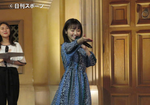 トークイベントで、挙手したファンに手を向ける今泉佑唯（撮影・横山慧）
