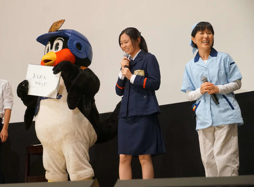 つば九郎の離婚イジリに笑みを浮かべる磯野貴理子（右）。左からつば九郎、工藤綾乃（撮影・遠藤尚子）