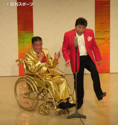 「純金48億円車いす」で舞台復帰した横山たかしさん（左）と、相方の横山ひろし（15年3月29日　撮影・村上久美子）