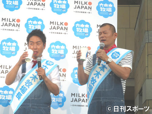 “利き牛乳”に挑戦する福田薫（左）と益子卓郎