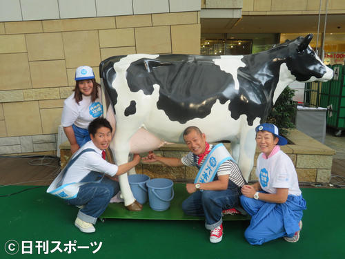 模型牛で搾乳体験する福田薫（左）と益子卓郎