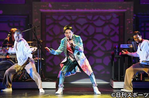「JAN　JAN　JAPANESE」で歌と踊りで客席を沸かせる郷ひろみ（撮影・滝沢徹郎）