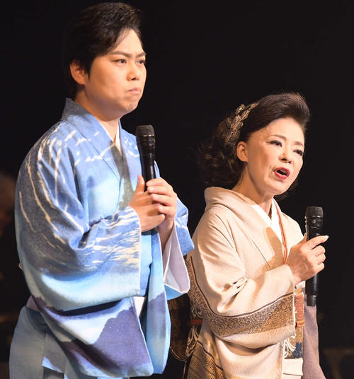 50周年記念コンサートを行った松前ひろ子（右）と特別出演した三山ひろし