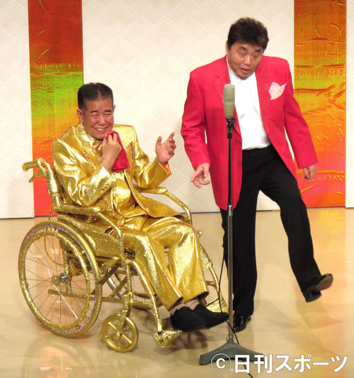 15年3月、「純金車いす」で漫才する横山たかしさん（左）と相方の横山ひろし