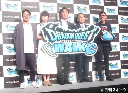 「ドラゴンクエストウォーク」発表会に出席した小沢一敬（中央）。左からスクウェア・エニックス柴貴正氏、平井理央、1人おいて徳光和夫アナ、堀井雄二氏（撮影・大井義明）