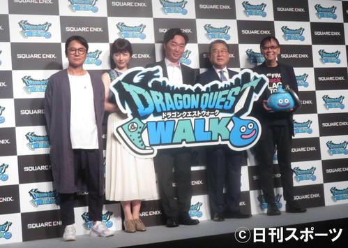 「ドラゴンクエストウォーク」発表会に出席した小沢一敬（中央）。左からスクウェア・エニックス柴貴正氏、平井理央、1人おいて徳光和夫アナ、堀井雄二氏（撮影・大井義明）