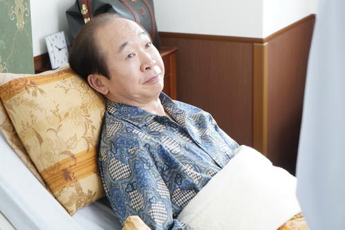 スキャンダルから身を隠すために極秘入院する大物政治家・安野将司を演じる中村梅雀(C)フジテレビ