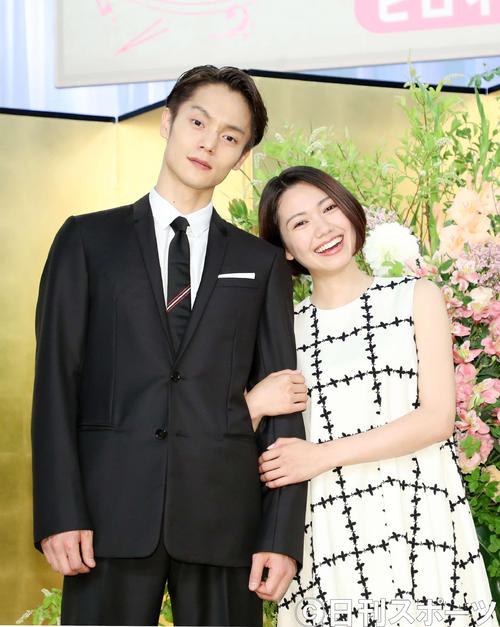 写真に納まる窪田正孝（左）と二階堂ふみ（撮影・鈴木正人）