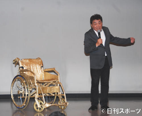 相方の横山たかしさんの「純金車いす」とともに舞台に立った横山ひろし（撮影・松浦隆司）