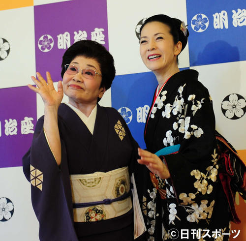 明治座の座長公演について取材を受ける坂本冬美（右）と泉ピン子（撮影・松本久）