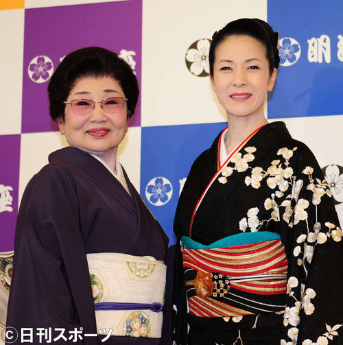 明治座の座長公演について取材を受ける坂本冬美（右）と泉ピン子（撮影・松本久）