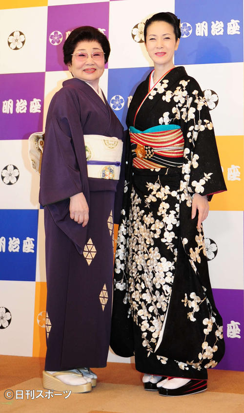 明治座の座長公演について取材を受ける坂本冬美（右）と泉ピン子（撮影・松本久）