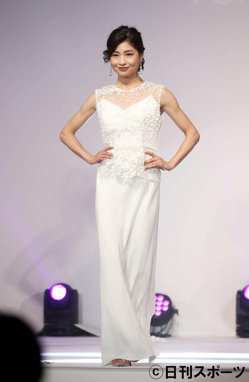 白いドレス姿でステージに立つ土屋炎伽（撮影・河田真司）