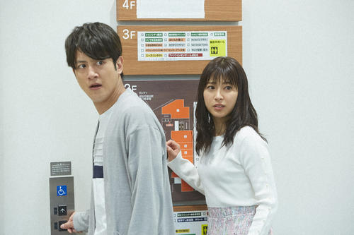 新谷洋輔（溝端淳平＝左）と竹中美郷（瀧本美織）はストーカーらしき男を見つける（C）東海テレビ