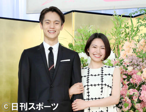 会見で笑顔を見せる窪田正孝と二階堂ふみ（撮影・鈴木正人）